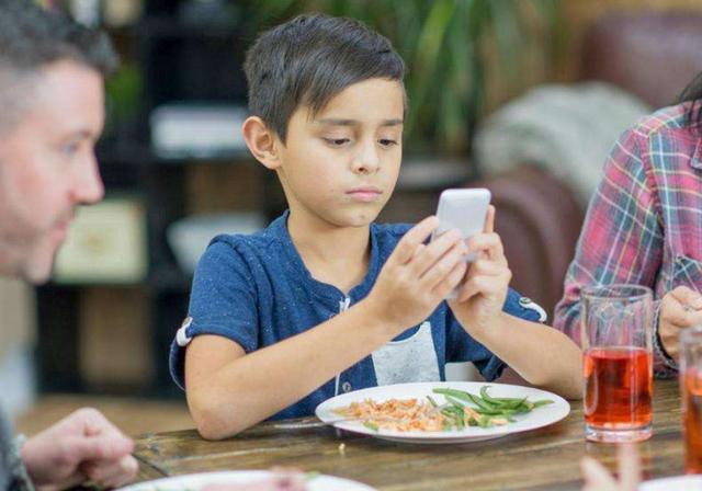 小孩远离手机的新闻让孩子远离手机的方法-第1张图片-太平洋在线下载